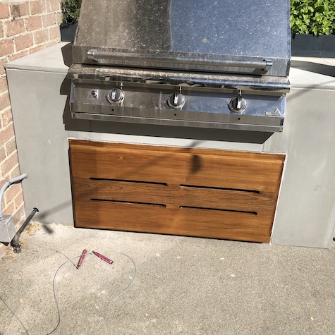 backyard-concrete-grill-stand